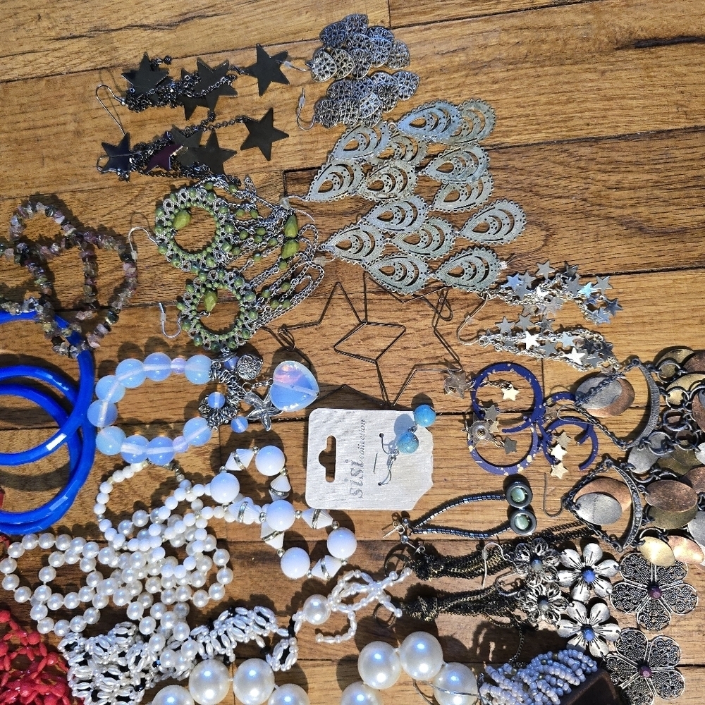Vintage To Now Jewelry Lot Costume Estate Find Needs Cleaned. Mixed - Picture 4 of 13